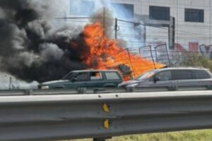 Camioneta se quema sobre la México – Querétaro