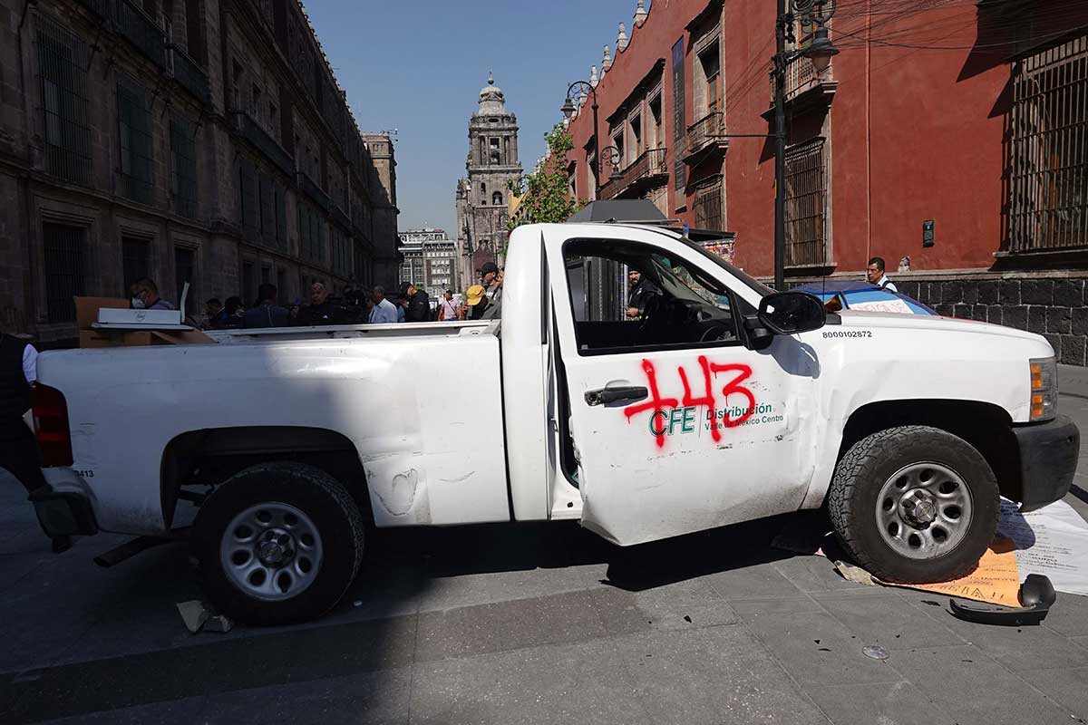 Normalistas de la escuela rural Isidro Burgos en Ayotzinapa, Guerrero, realizaron pintas en la puerta de la calle de Moneda en Palacio Nacional / Foto: Cuartoscuro