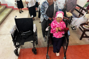 Con la ayuda de pequeñas contribuciones, el programa logró brindar asistencia a personas que necesitaban cirugías, así como proporcionar dispositivos médicos como sillas de ruedas y muletas. Foto: Lorena Sandoval /Especial