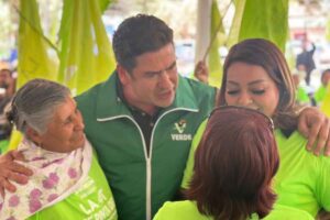 Ricardo Astudillo postula a Gina Guzmán al Distrito IX local en Amealco