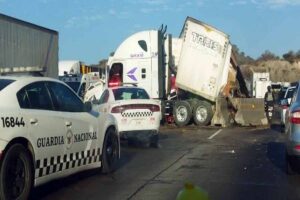 Choque en México-Querétaro: tráiler rompe muro de contención