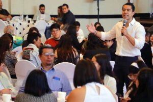 Felifer pide a jóvenes a cambiar el rostro de la política en Querétaro