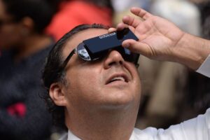 Autoridades emiten recomendaciones para ver eclipse solar en Querétaro