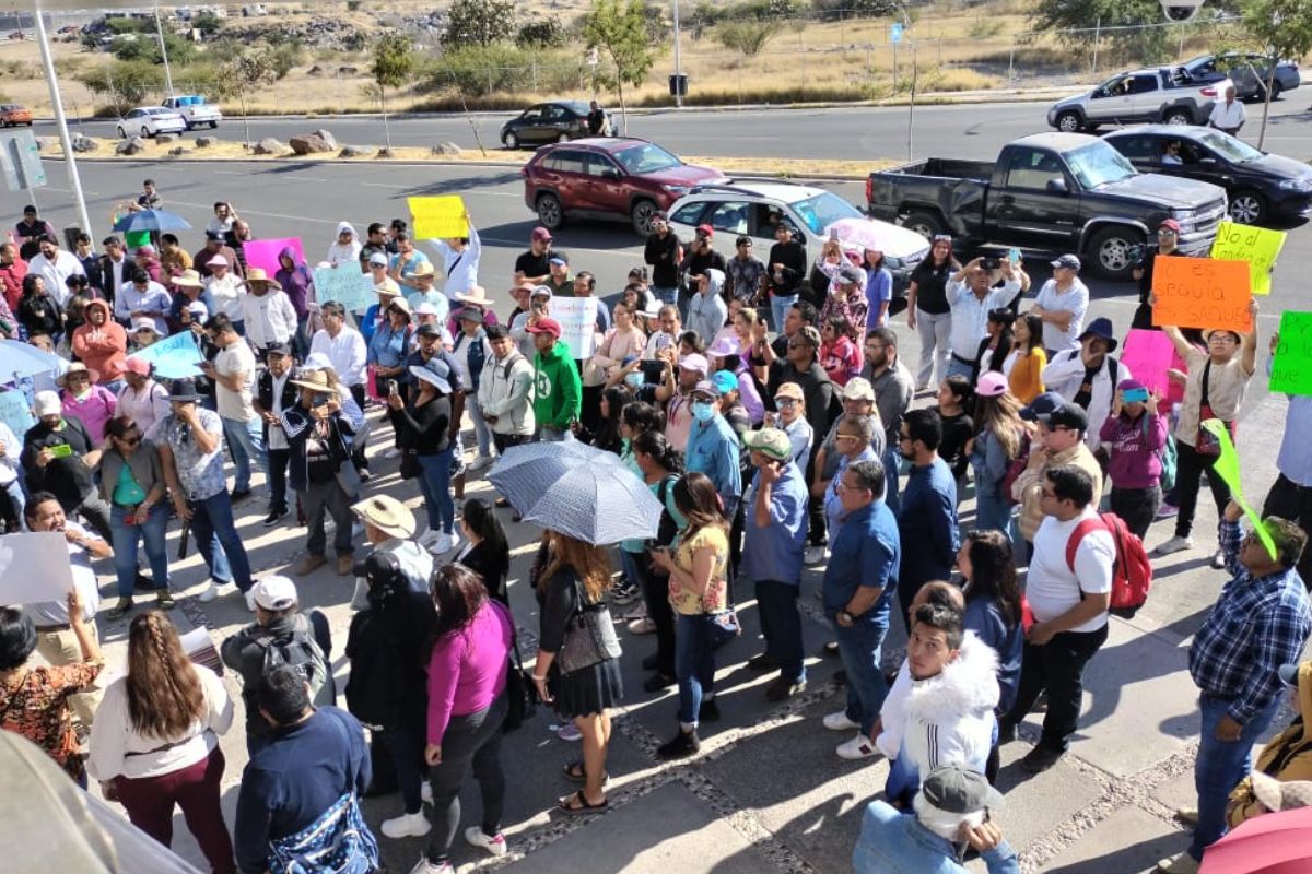 Ciudadanos se manifiestan frente al Congreso estatal contra Ley de Tandeo de Agua / Foto: Braulio Colin 