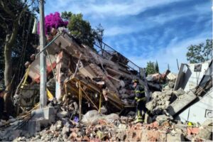 Explosión derrumba una casa en CDMX, hay heridos y mascotas rescatadas