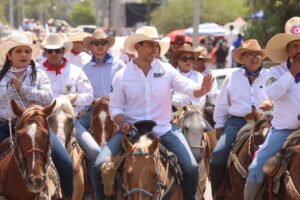 Felifer Macías encabeza cabalgata en Santa Rosa Jáuregui