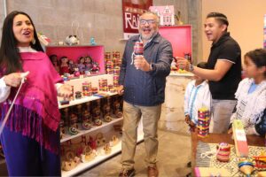 Horacio Duarte inaugura juguetería artesanal en el Estado de México
