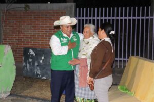 Juan Guzmán visita comunidades durante campaña