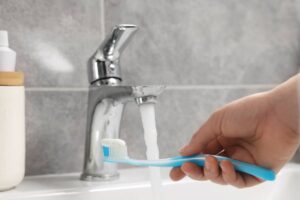 Una recomendación para cuidar el agua es cerrar la llave, mientras se lavan los trastes o los dientes.