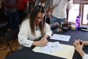 Lupita Cárdenas se registra como candidata del PRI a alcaldesa de El Marqués