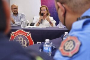 Lupita Murguía plantea gestionar más recursos para los bomberos