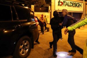 Policías de Ecuador invaden embajada mexicana y detienen a Jorge Glas