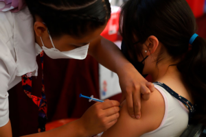 Con esta campaña de vacunación nacional se busca prevenir la transmisión comunitaria de posibles casos importados, tal como lo sucedido con el niño que ingresó a México con sarampión. /Foto: especial.