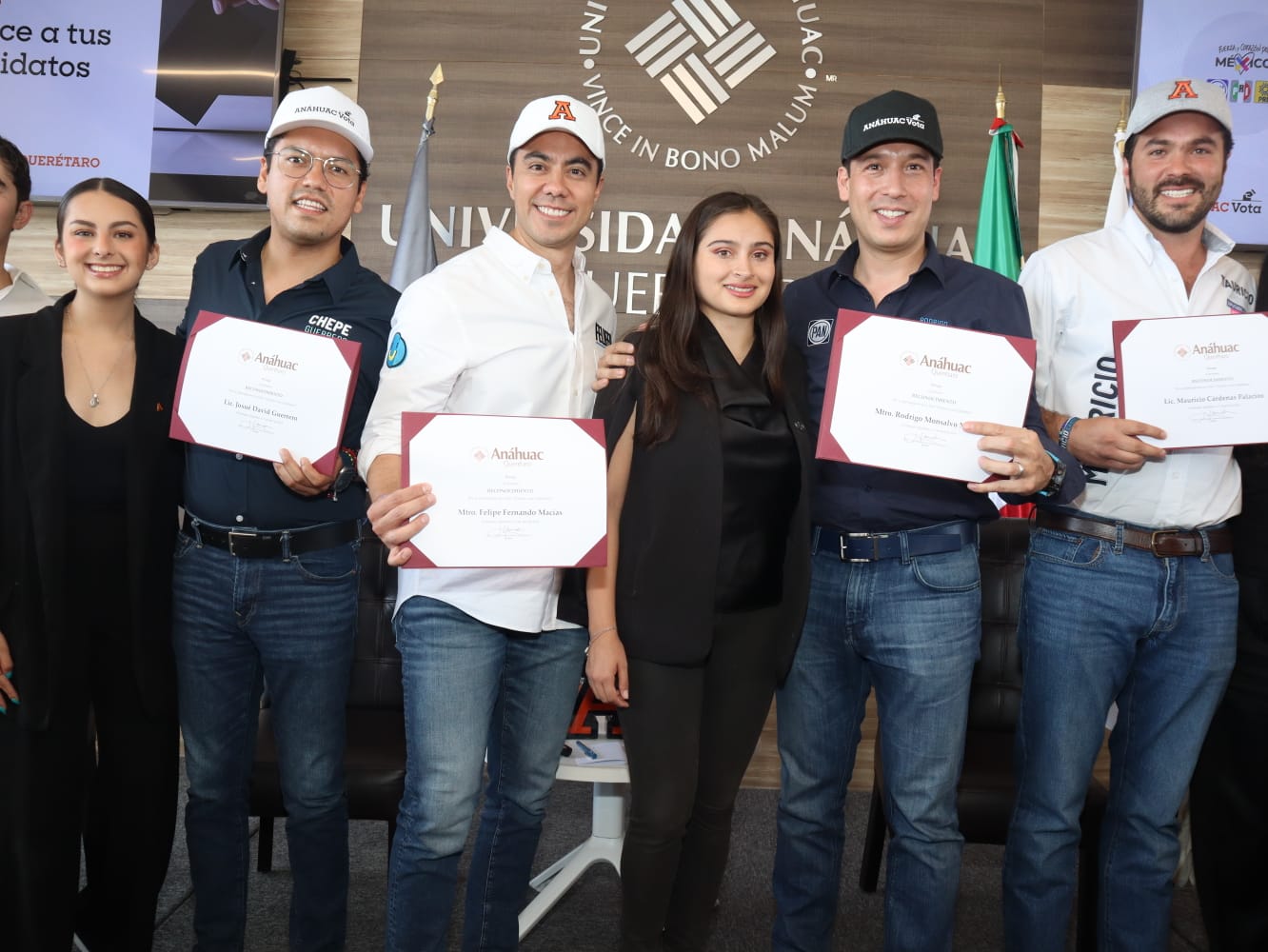 Candidatos de Fuerza y Corazón por México, a diversos cargos de elección, atendieron el llamado de los estudiantes de la Anáhuac. 