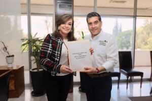 El candidato acudió a la Universidad Autónoma de Querétaro (UAQ), en donde la rectora Silvia Amaya Llano recibió la documentación.