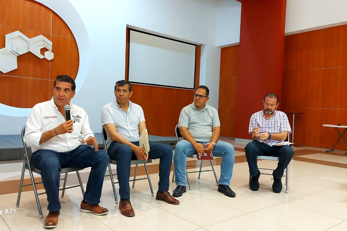 El candidato de Morena, Partido Verde y PT, Chema Tapia se reunió con los integrantes del Colegio de Arquitectos del Estado de Querétaro.