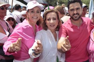 Lupita Murguía se sumó a la expresión ciudadana de la Ola Rosa para defender la democracia, justicia y libertad en México.