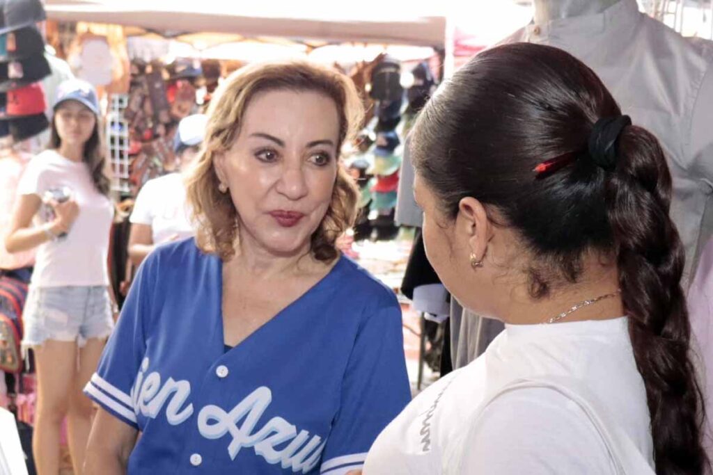 Lupita Murguía y Agustín Dorantes prometen becas a jóvenes de Jalpan de Serra