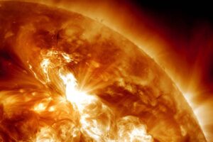 Las tormentas solares ocurren cuando hay cambios repentinos en su atmósfera, especialmente en la corona solar, la capa exterior compuesta principalmente de plasma.