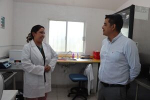 Supervisan laboratorio de análisis clínicos en Huimilpan