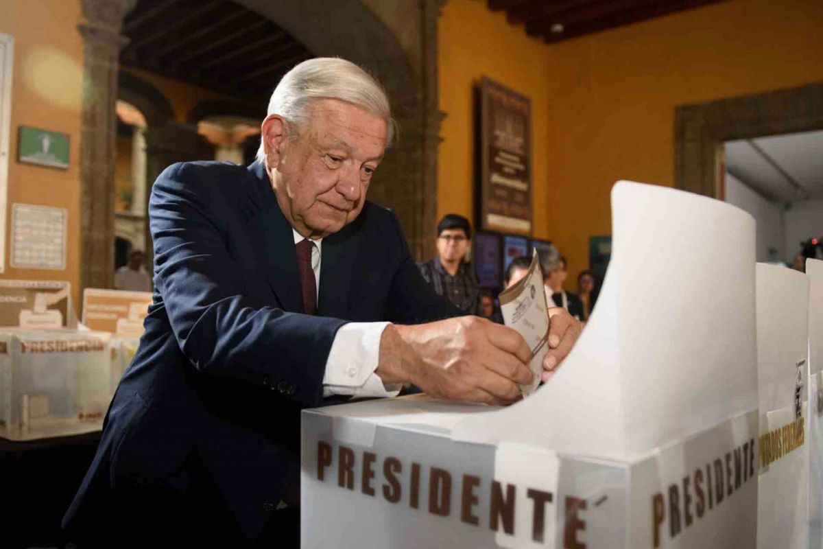 Andrés Manuel López Obrador emitiendo el voto