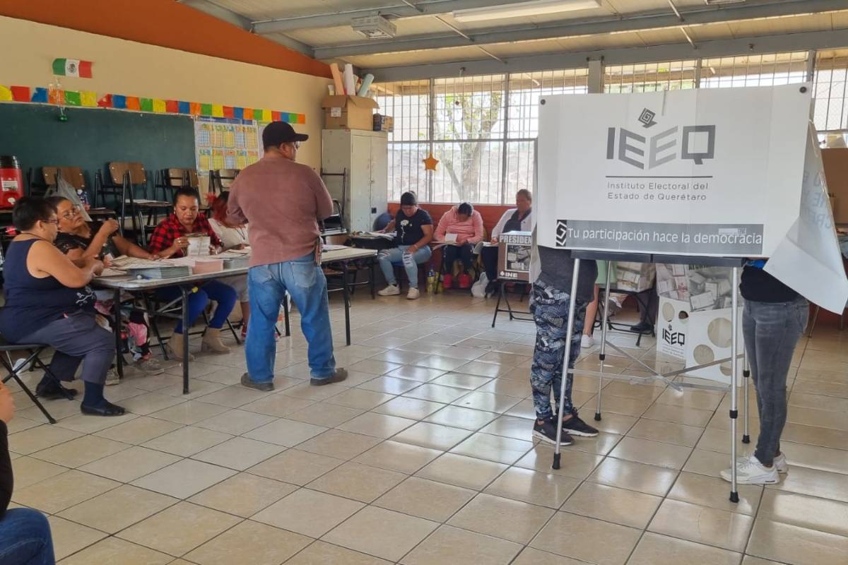 Hasta el momento los funcionarios del Instituto Nacional Electoral (INE) y del Instituto Electoral del Estado de Querétaro (IEEQ) señalaron que en esa casilla y en las cercanas de Huimilpan no había incidentes. /Foto: Braulio Colin