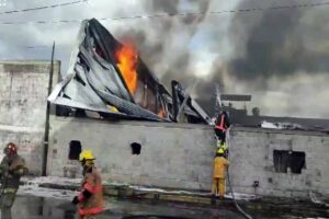 Brigadas federales y estatales sofocan incendio en fábrica de lubricantes
