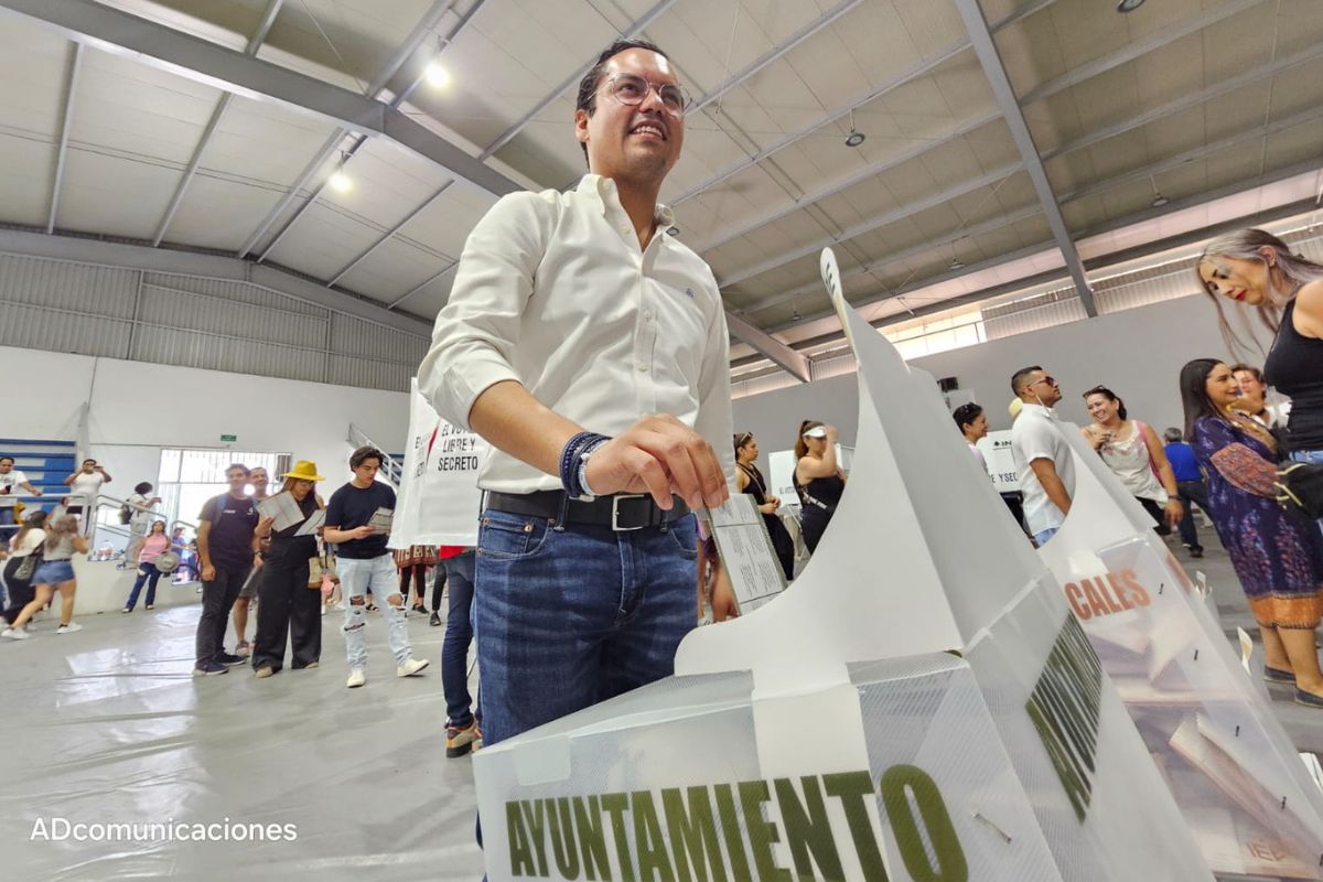 Chepe Guerrero emitiendo su voto para elecciones Corregidora 2024