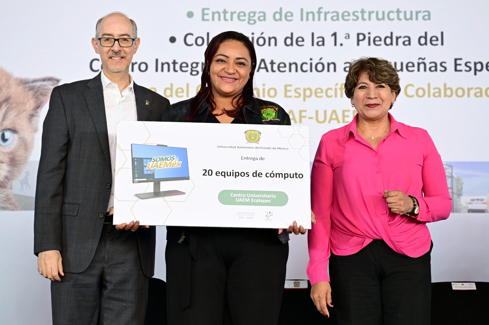 La Gobernadora mexiquense hizo entrega de equipos de cómputo para laboratorios digitales.