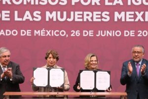 La gobernadora Delfina Gómez firma plan para mujeres del Edomex.