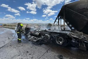 Incendio de camión paraliza la vialidad sobre libramiento noreste, El Marqués