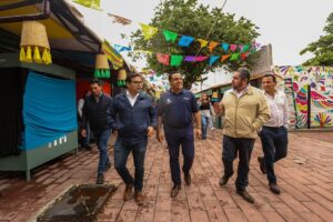 Luis Nava supervisa instalaciones del Mercado Artesanal Querétaro / Foto: Especial 