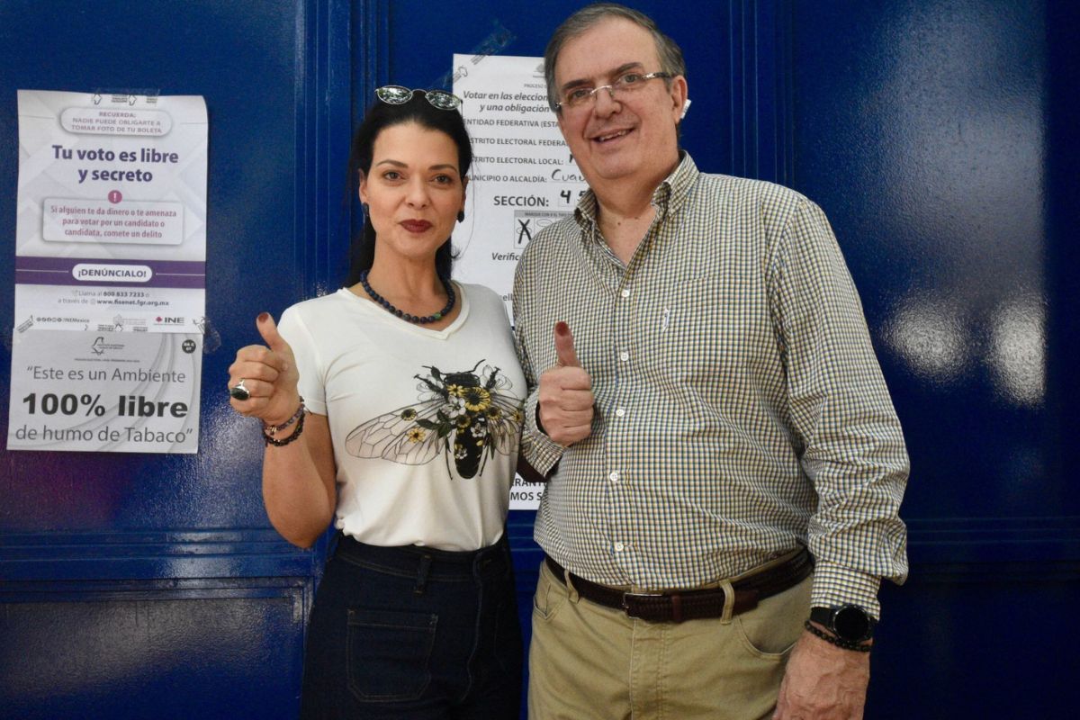 Marcelo Ebrard y su esposa emitiendo su voto