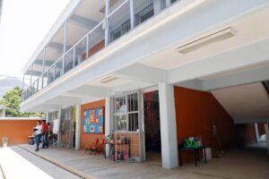 El Gobierno del Estado de México entregó obras para mejorar la infraestructura escolar en tres municipios.