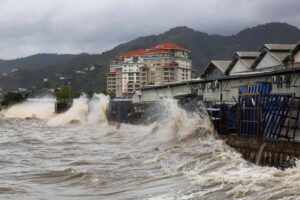 Las olas chocan después de que Beryl estuviera en Puerto España, Trinidad y Tobago el 1 de julio de 2024