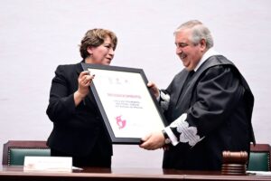 La Gobernadora mexiquense entregó un reconocimiento especial al Poder Judicial del Estado de México.