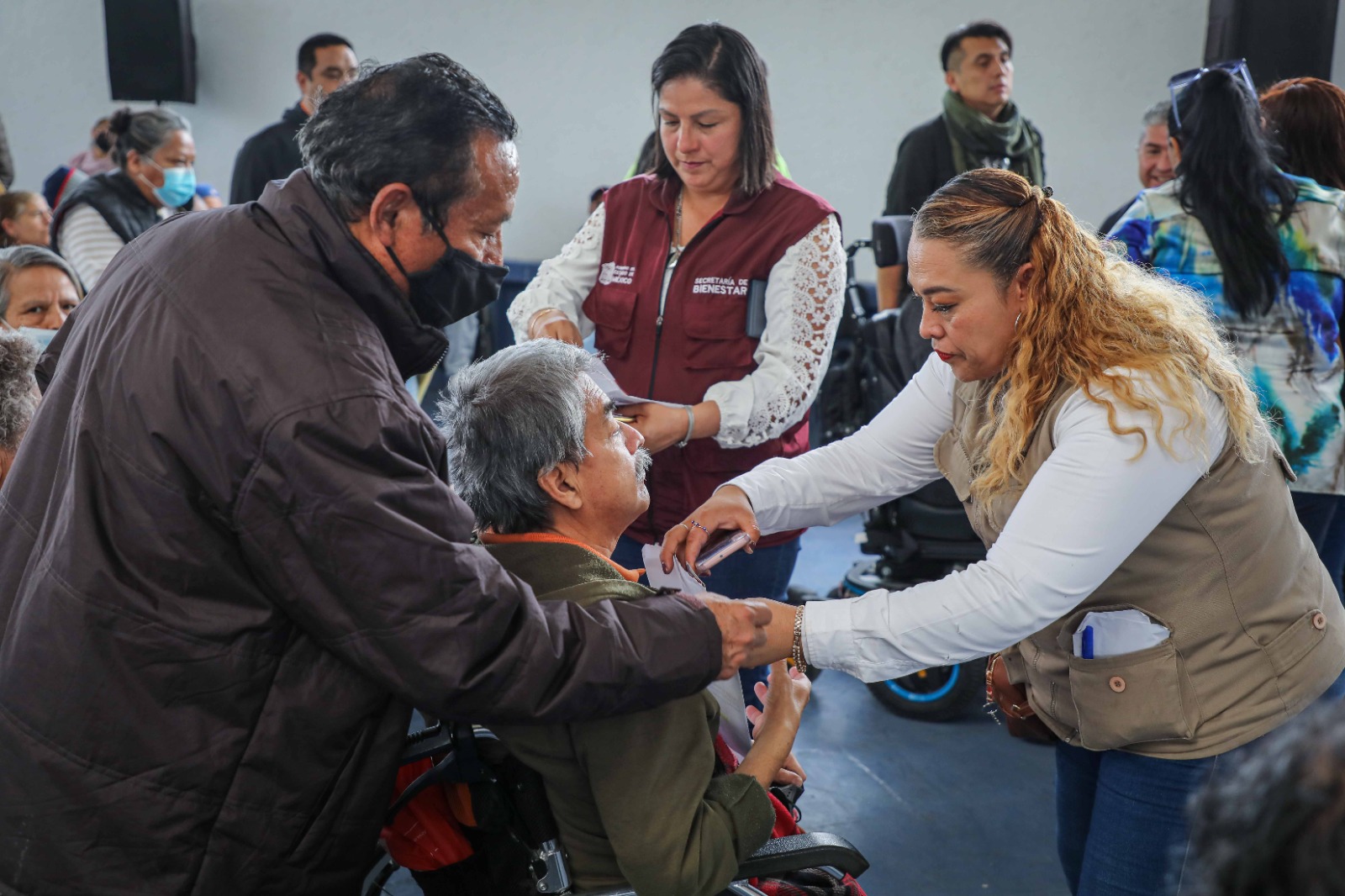 Las personas mayores de 65 años recibirán 6 mil pesos y quienes presentan discapacidad permanente el apoyo corresponde a 3 mil pesos bimestrales.