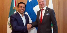 Luis Nava participa en conversatorio con embajador de Finlandia